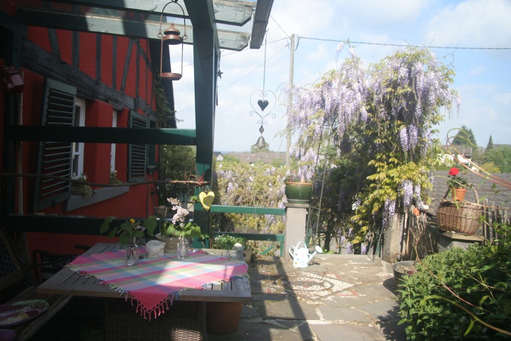 Sitzplatz an der Haustüre (Ost/West)