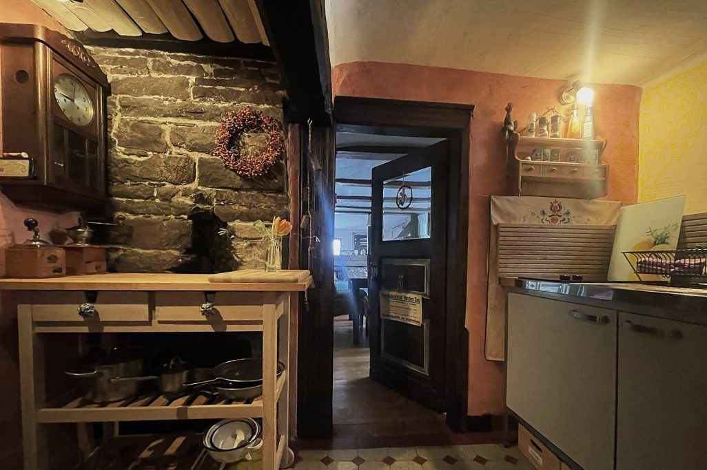 Blick von Kochküche zur Stube