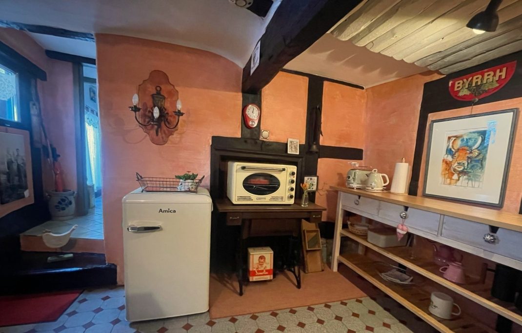 Kochküche /links geht's über Stufen zum Flur/BadBlick ins Flur/Bad